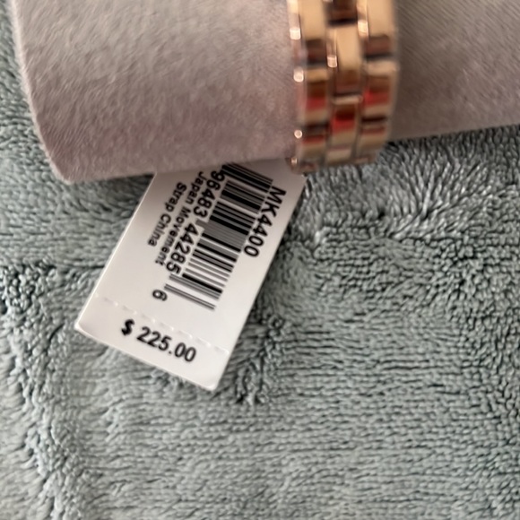 Rose gold Michael Kors watch - Picture 3 of 5